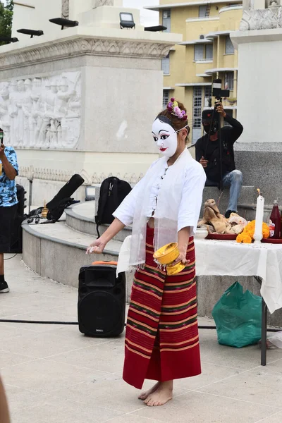 Bangkok Tayland - 5 Mayıs 2022: Beyaz Myanmar Maskesi Ratchadamnoen Bulvarı 'ndaki Demokrasi Anıtı' nda kadınların halka açık alanlarda dans etmesi