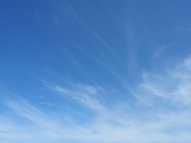 Altokümülüs bulutu güzel mavi gökyüzünde, kabarık bulutlar tropikal bölgede