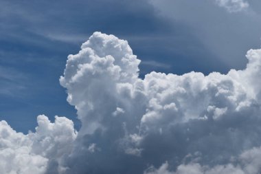 Kümülüs bulut oluşumları tropikal gökyüzünde, Nimbus hareketi, doğal fenomenlerden soyut arka plan ve gri bulutlar, Tayland