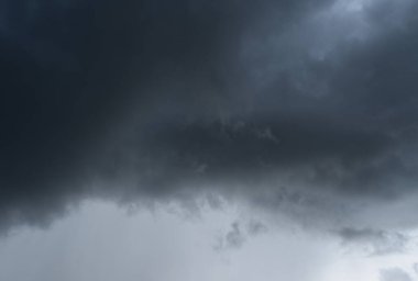 Kümülüs bulut oluşumları tropikal mavi gökyüzünde, Nimbus hareketi, doğal fenomenlerin soyut arkaplanı ve Tayland 'daki gri bulutlar.