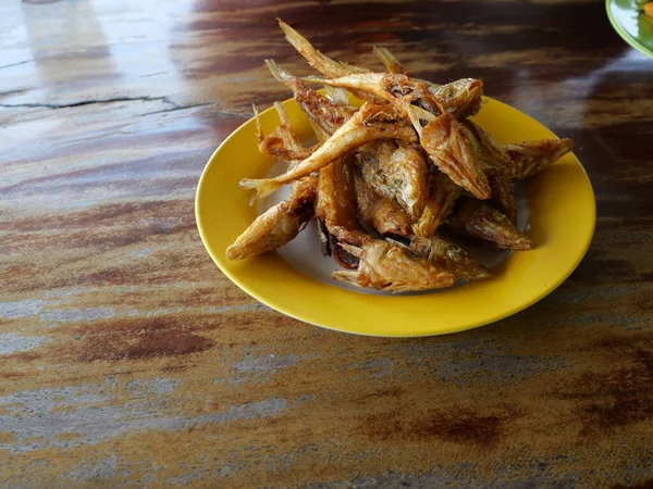 Verdinho Norte Sillago Prata Peixe Frito Prato Amarelo Mesa Madeira — Fotografia de Stock