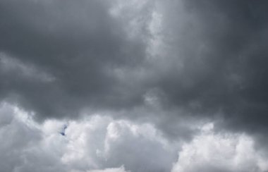Kümülüs bulut oluşumları tropikal gökyüzünde, Nimbus hareketi, doğal fenomenlerden soyut arka plan ve gri bulutlar, Tayland