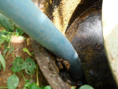 Kanalizasyon borusundaki atık atık atık su ve temizleme borularının giderilmesi ve evdeki lağım ve atık su arıtma sisteminin beton foseptiği.