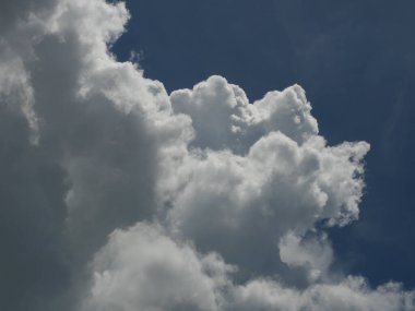Kümülüs bulutu güzel mavi gökyüzünde gün ışığında, kabarık bulutlar tropikal bölgede