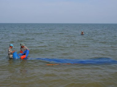 Prahuap Khiri Khan, Tayland - 23 Ekim 2022: Yerel balıkçı sahilde kril avlıyor