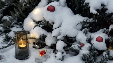 Noel akşamı mumları yakar.