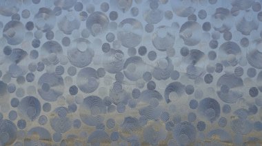 Pürüzsüz camda yapıştırıcı bandı aç