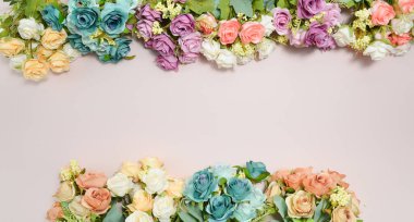 bahar çiçekleri, farklı renkler soluk pembe arka planda güller, metin için boş alan, zarif bahar kompozisyonu, çiçek çerçevesi