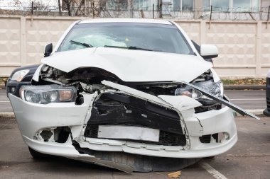 Sokakta araba kazası, şehirde çarpışmadan sonra hasar gören otomobiller