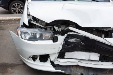 Sokakta araba kazası, şehirde çarpışmadan sonra hasar gören otomobiller