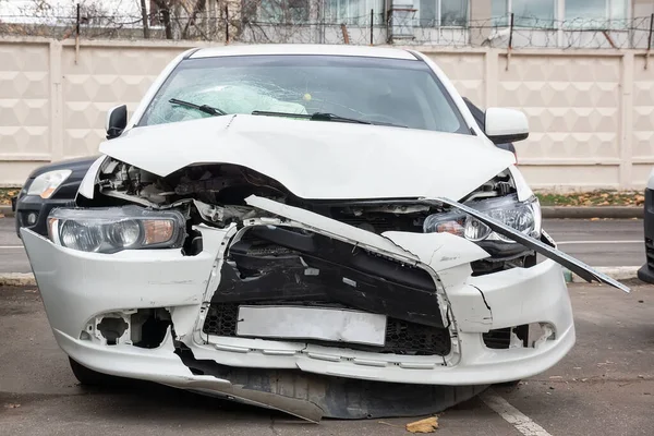 路上での交通事故や市内での衝突事故後の被害車 ストック写真
