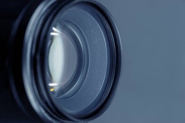 Fotoğraf makinesi ya da kamera merceği siyah arkaplan, objektif, fotoğrafçı işi kavramı