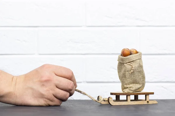 Nährstoffreiche Haselnüsse Einem Korb Und Auf Dem Boden Verstreut Haselnüsse — Stockfoto