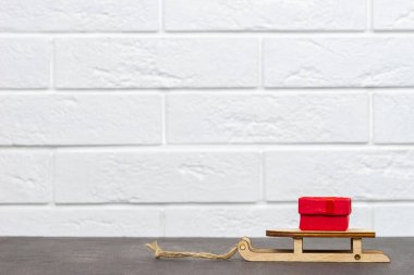 Kızakta süslenmiş kırmızı Noel hediyesi kutusu, Noel hediyesi.