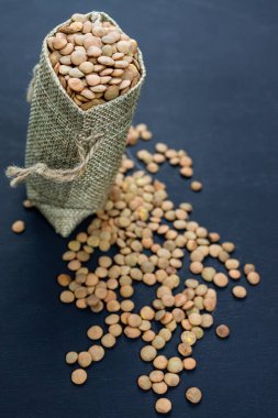 Çamaşır torbasından bir sürü çiğ mercimek döküldü.