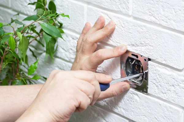 Elektriker Arbeitet Sicher Schaltern Und Steckdosen Einer Elektrischen Anlage — Stockfoto