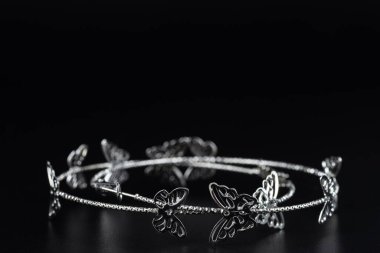 Elmas küpeler, mücevher, lüks gümüş ve altın küpeler, siyah arka planda safir..