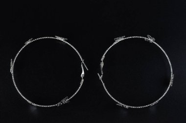 Elmas küpeler, mücevher, lüks gümüş ve altın küpeler, siyah arka planda safir..