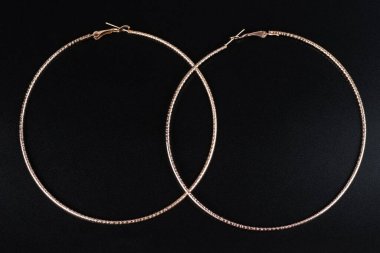 Elmas küpeler, mücevher, lüks gümüş ve altın küpeler, siyah arka planda safir..