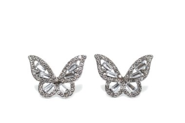 Beyaz arkaplanda elmas, beyaz arkaplanda mücevher olan güzel altın ya da gümüş küpe.