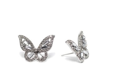 Beyaz arkaplanda elmas, beyaz arkaplanda mücevher olan güzel altın ya da gümüş küpe.