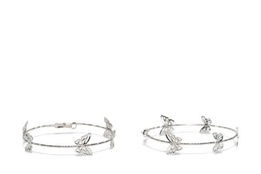 Beyaz arkaplanda elmas, beyaz arkaplanda mücevher olan güzel altın ya da gümüş küpe.