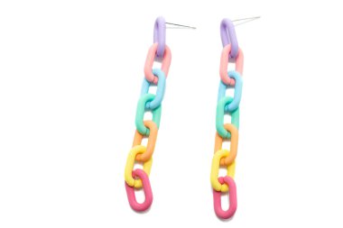 Beyaz arkaplanda izole edilmiş renkli plastik zincirler.