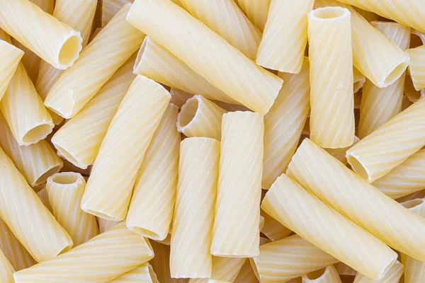 Trockene Ungekochte Tortiglioni Oder Rigatoni Pasta Als Hintergrund Flache Lage — Stockfoto