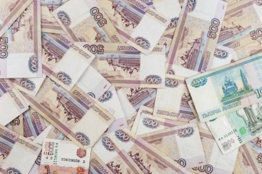 500 Rus rublesi büyük bir yığın halinde duruyor. Zengin yaşam kavramsal geçmişi. Büyük miktarda para.