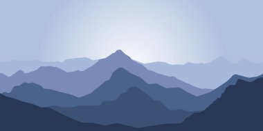 Aşağıdaki vadide sisli dağ manzarasının panoramik görüntüsü Alpenlight gökyüzü ile