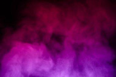 Siyah arka planda izole edilmiş yüzen renkli buhar dumanının yakın plan görüntüsü