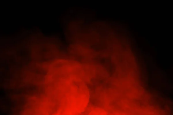 カラフルな赤い霧や蒸気煙の抽象的なクローズアップ 謎の闇のコピー空間に黒い背景で隔離され — ストック写真