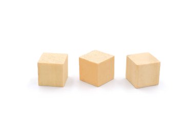Beyaz zemin üzerinde izole edilmiş geometrik küpleri olan tahta bloklar. Oyuncak bebekler için. kırpma yolu ile.