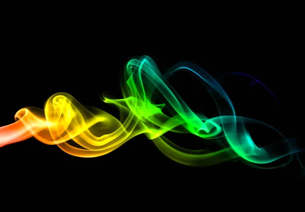 彩色抽象彩虹色的烟雾 一个旋转的运动波 隔离在黑色背景上 — 图库照片