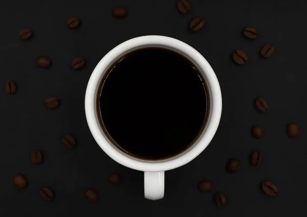 Górny Widok Czarną Gorącą Kawę Białą Ceramiczną Filiżanką Pieczone Ziarna — Zdjęcie stockowe