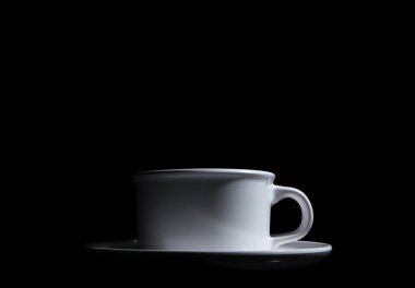 Beyaz seramik bardak. Siyah bir arka planda izole edilmiş. Metin eklemek için kopyalama alanı ile