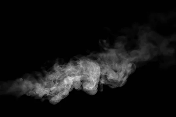 加湿器からのスプレーで白い水蒸気のクローズアップ 黒の背景に隔離された — ストック写真