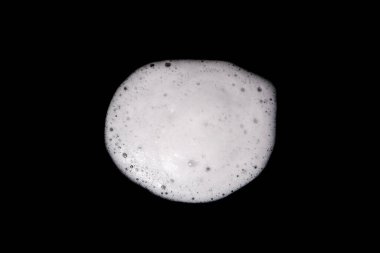 Üst manzara, sabundan, şampuandan ya da duş jelinden sıvı beyaz köpük. Soyut kabarcıklar. Siyah arkaplanda izole edilmiş