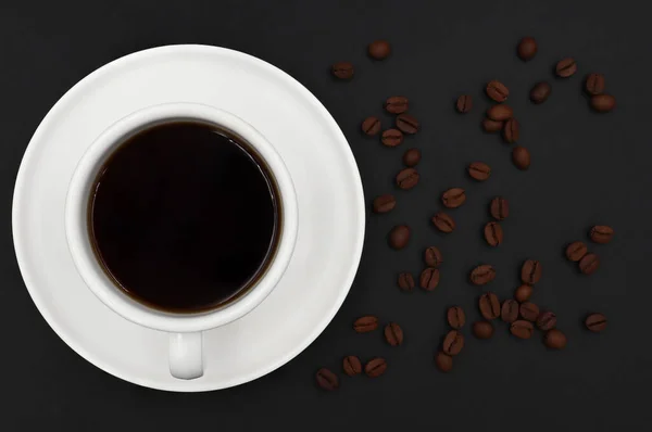 Górny Widok Czarną Gorącą Kawę Białą Ceramiczną Filiżanką Pieczone Ziarna — Zdjęcie stockowe
