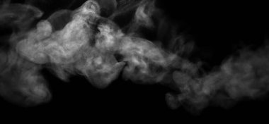 Serin beyaz duman püskürtüyor. Siyah arkaplanda izole.