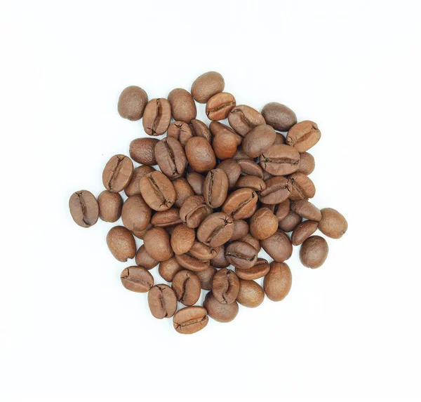 Närbild Ovanifrån Texturen Hög Med Nyrostade Kaffebönor Isolerad Vit Bakgrund — Stockfoto