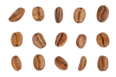 Yakın plan, taze kavrulmuş kahve çekirdeği dokusu, tek tahıllı, beyaz arka planda izole edilmiş..