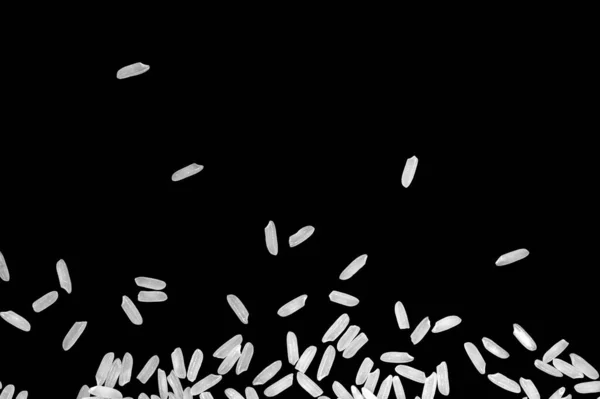 Ένας Σωρός Από Ωμό Άσπρο Ρύζι Επιπλέει Μαύρο Φόντο — Φωτογραφία Αρχείου