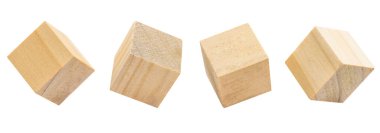 Farklı yönlerden uçan dört tahta geometrik blok, beyaz arka planda izole edilmiş. Bebekler için oyuncaklar