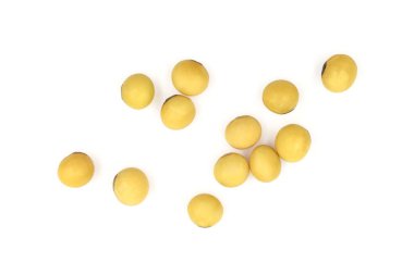 Üst manzara, yakın plan kurutulmuş soya fasulyesi yığını, düz konum, sağlıklı yiyecek, protein konsepti, beyaz arka planda izole edilmiş. kırpma yolu ile.