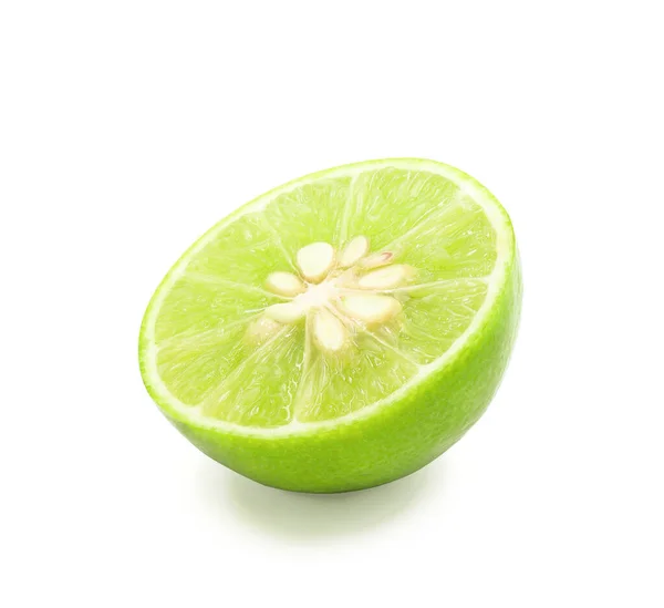 Çekirdekli Limon Yarıları Yeşil Narenciye Beyaz Bir Arka Planda Izole — Stok fotoğraf