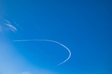 Gökyüzünde bir uçağın izi.