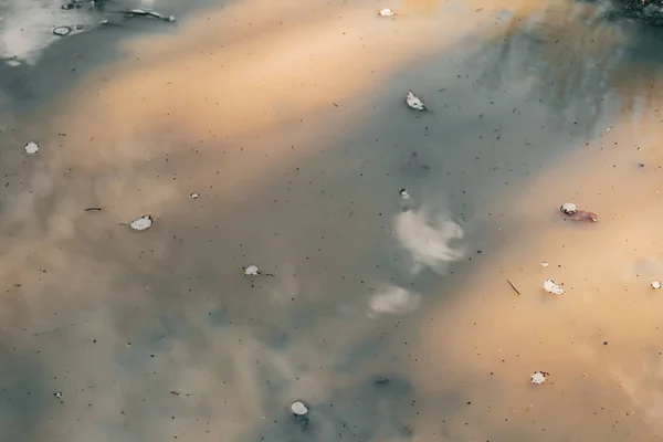 Yağmurun yarattığı çamurlu bir su birikintisi