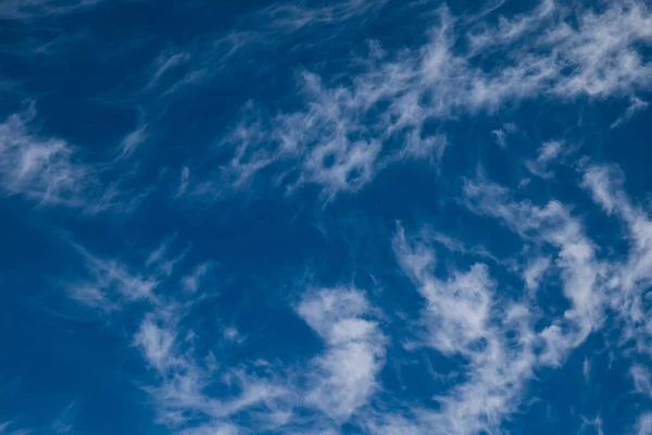 Bulutlu mavi bir gökyüzü