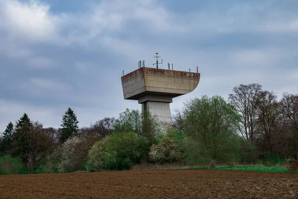 Lüksemburg ormanındaki ağaçlardan daha büyük bir su kulesi.